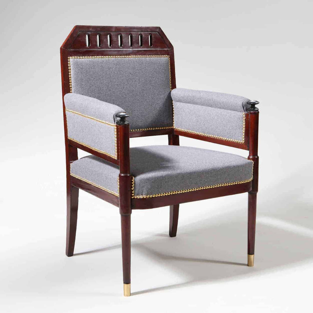 Early 19th century mahogany bergère armchair with grey upholstery and brass details by Collection TH20