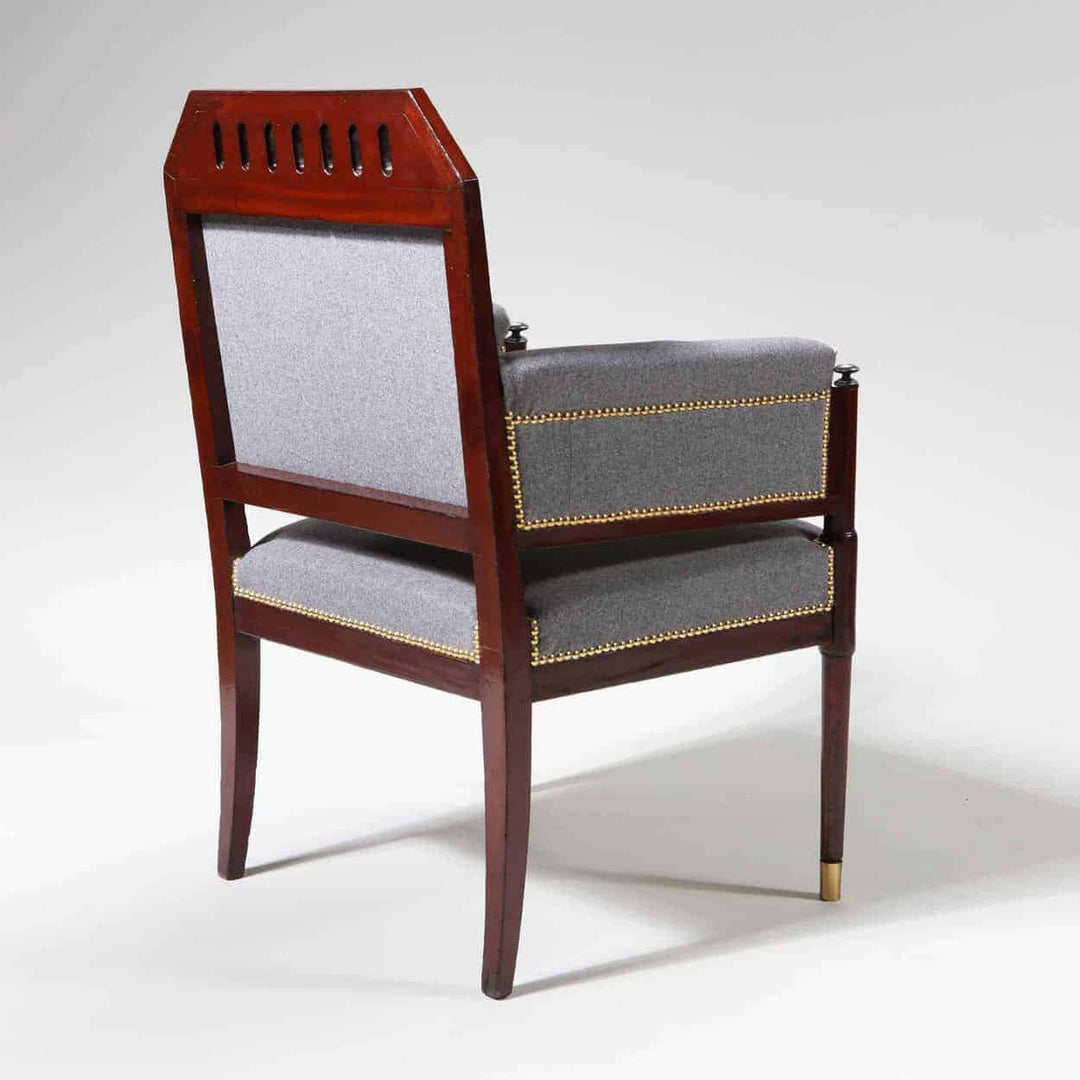 Early 19th century mahogany bergère armchair with grey upholstery and brass accents from Collection TH20