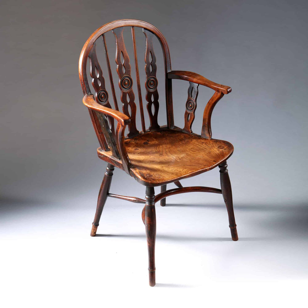 Early 19th-century Thames Valley Windsor chair by Robert Prior with curved arms and yew elm wood, Collection TH20