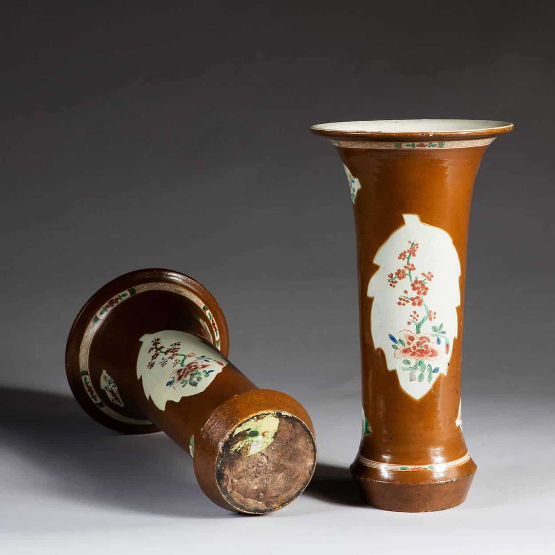 Pair of japanned Berlin Chinoiserie Wucai Batavia trumpet vases circa 1770 from Nwtiques