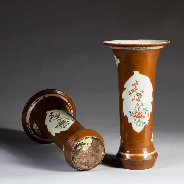 Pair of japanned Berlin Chinoiserie Wucai Batavia trumpet vases circa 1770 from Nwtiques