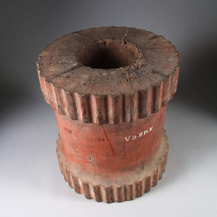 Large Indian red painted teak mortar with reeded top and bottom from Collection EE10 circa 1900, 38 cm tall