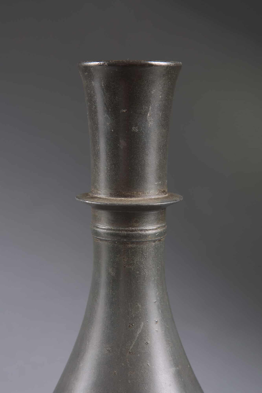 Minimalist Deccanese Bidriware hookah base in dark cast metal with elegant silhouette from Collection TH20