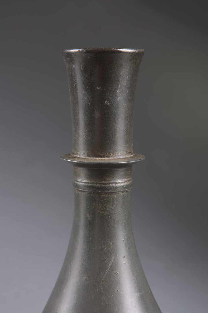 Minimalist Deccanese Bidriware hookah base in dark cast metal with elegant silhouette from Collection TH20