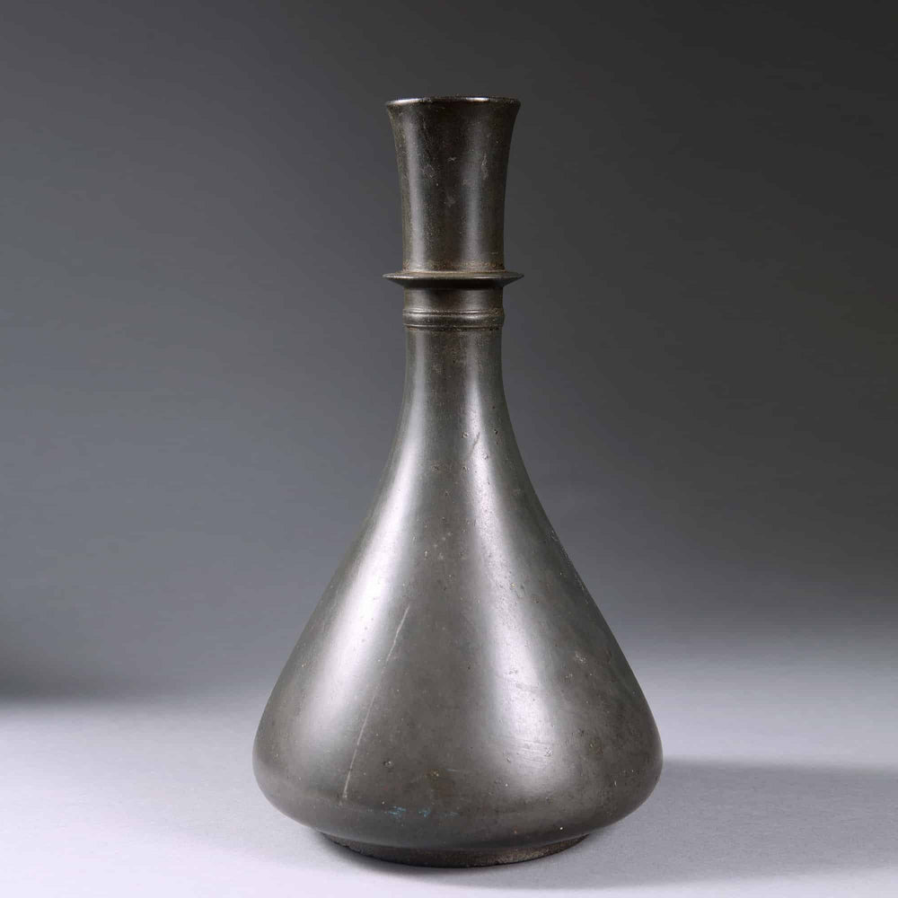 Deccanese Bidriware hookah base with minimalist design and dark patina from early 18th century, Collection TH20.