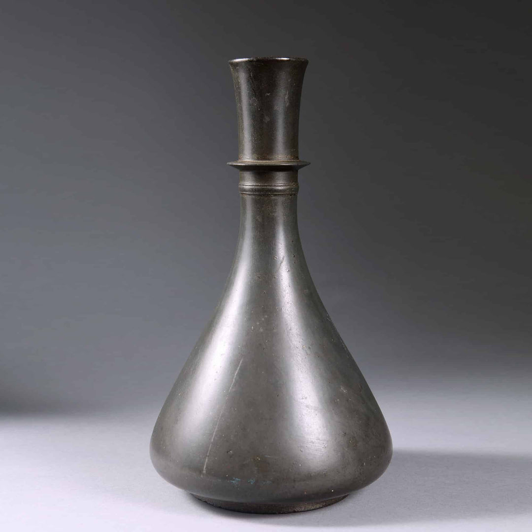 Deccanese Bidriware hookah base with minimalist design and dark patina from early 18th century, Collection TH20.
