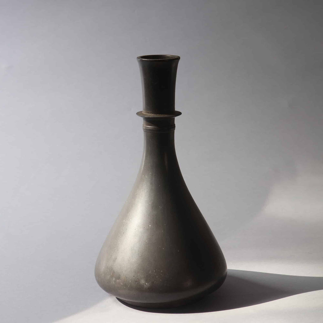 Deccanese Bidriware hookah base with minimalist design and dark patina, from Collection TH20.