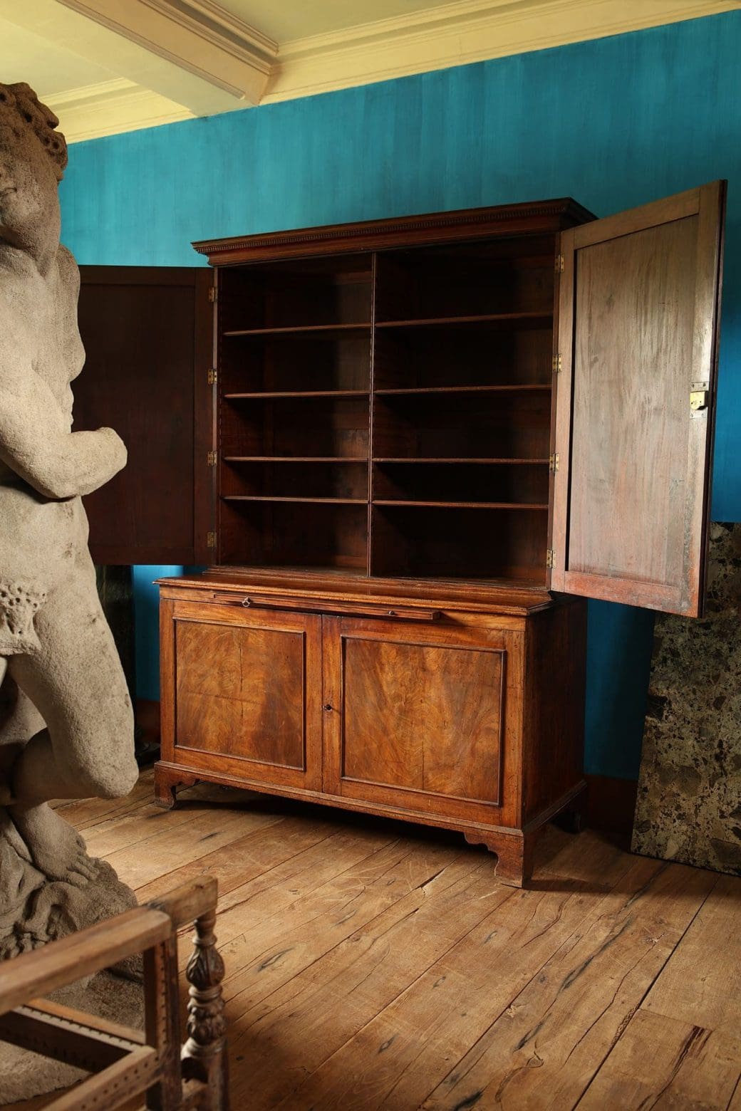 Magnificent George III estate cabinet in flame mahogany with open shelves and doors by Collection EE40