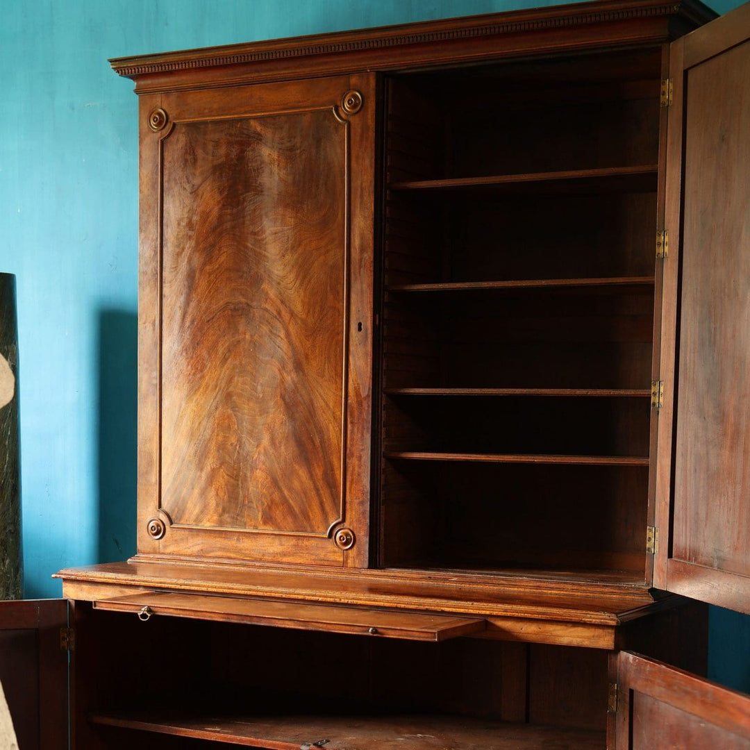 Magnificent George III estate cabinet in flame mahogany with elegant shelving by Collection EE40