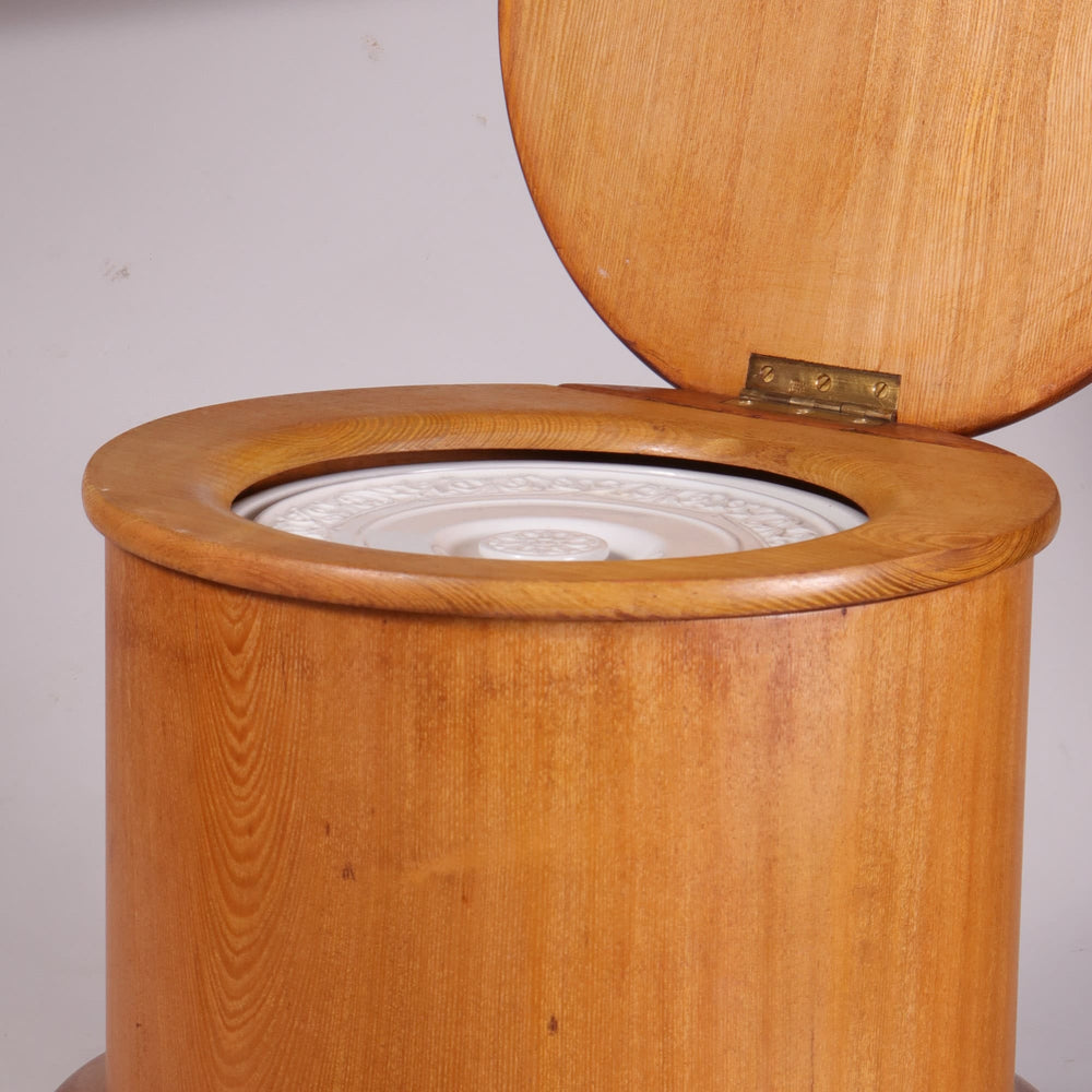 Late 19th century Shoolbred chamber pot in wooden cabinet, elegant Victorian craftsmanship by Collection TH10