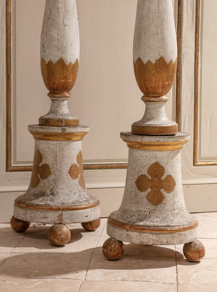 Pair of 18th century North Italian white and gold torchères from Collection EE10 with decorative floral motifs and ball feet.