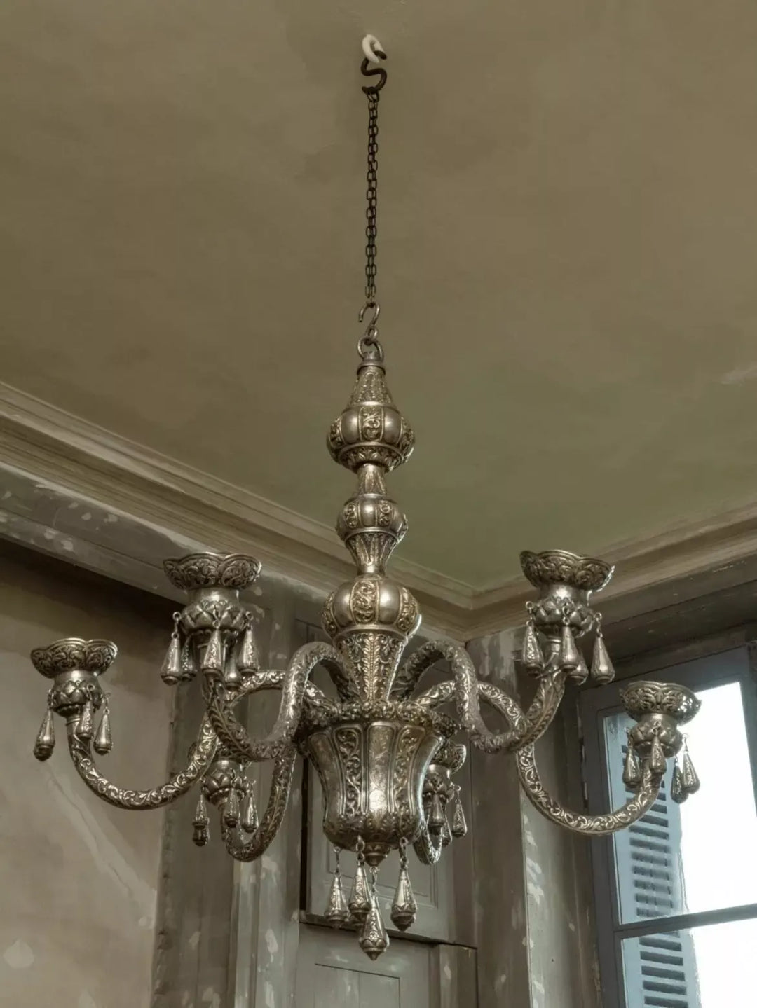 Repoussé silver six arm Indian chandelier with intricate relief ornamentation by Collection EE20 circa 1900