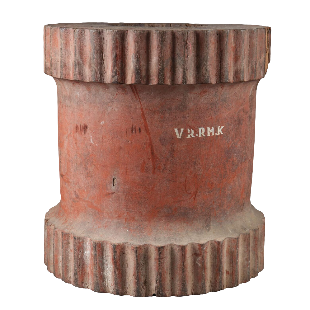 Large Indian red painted teak mortar with reeded details from Collection EE10, circa 1900, 38 cm height and 36 cm diameter