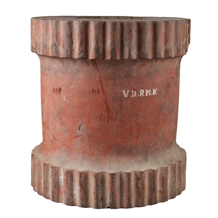 Large Indian red painted teak mortar with reeded details from Collection EE10, circa 1900, 38 cm height and 36 cm diameter