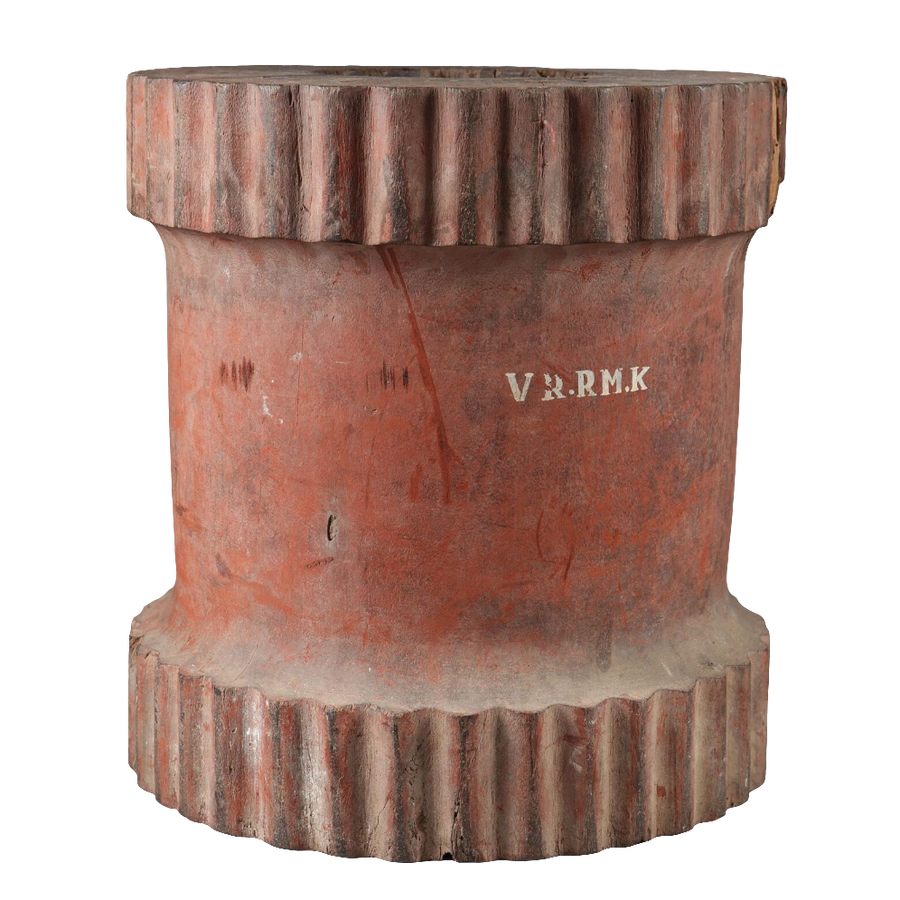 Large Indian red painted teak mortar with reeded details from Collection EE10, circa 1900, 38 cm height and 36 cm diameter