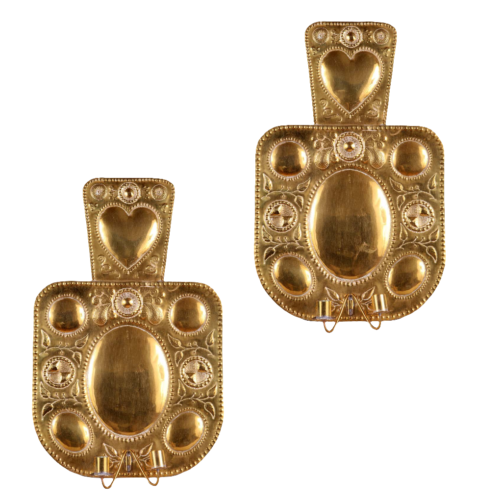 Pair of 19th century brass repousse wall lights with heart motifs from Collection EE10, circa 1880 Netherlands.